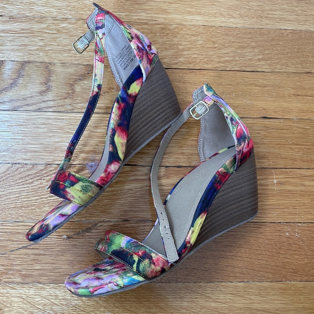 Kenneth Cole Reaction Wedges